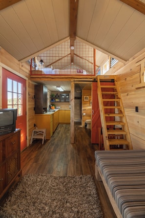 TV, video-game console - Crow’s Nest Treehouse at El Místico Ranch (Nogal)