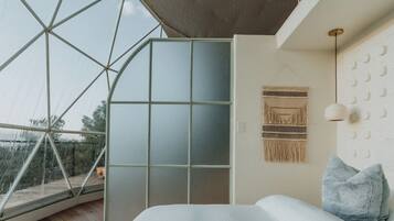 2 bedrooms, desk, bed sheets