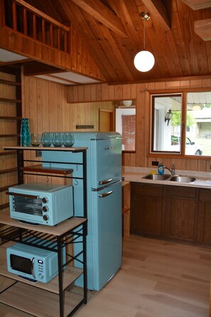 Classic Cabin | Private kitchenette | Fridge, microwave, stovetop, cookware/dishes/utensils - Naramata Centre (Naramata)