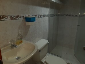 A bathroom with a sink, toilet, and shower. - Habitacion Love, Hermosa Ubicada Cerca de Restaurantes Tipicos (Barranquilla)