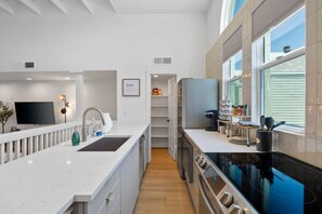 Refrigerador, microondas, horno, placa de cocina