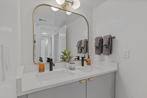 Miljøvennlige toalettsaker, hårføner og håndklær