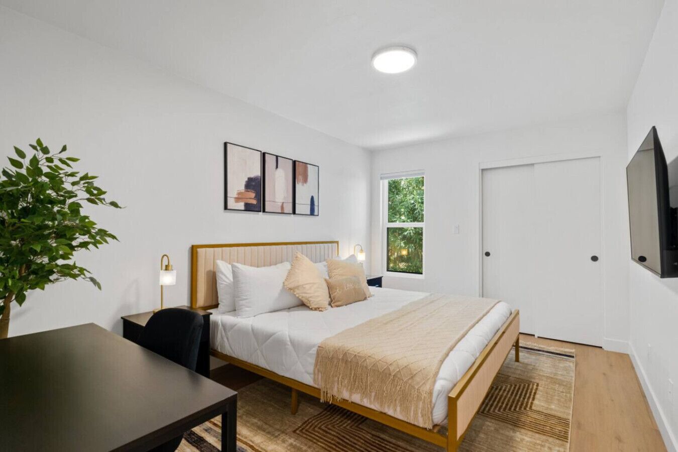 Skrivebord, strykejern/-brett, reiseseng for barn og wi-fi (inkludert)