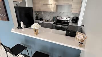Geladeira, micro-ondas, fogão, cooktop