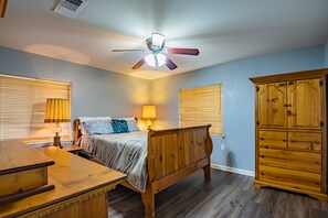 3 chambres, fer et planche à repasser, Wi-Fi, draps fournis