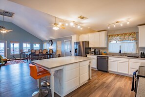 Private kitchen - Comfortable Lakefront Home at Cedar Creek Lake (Mabank)