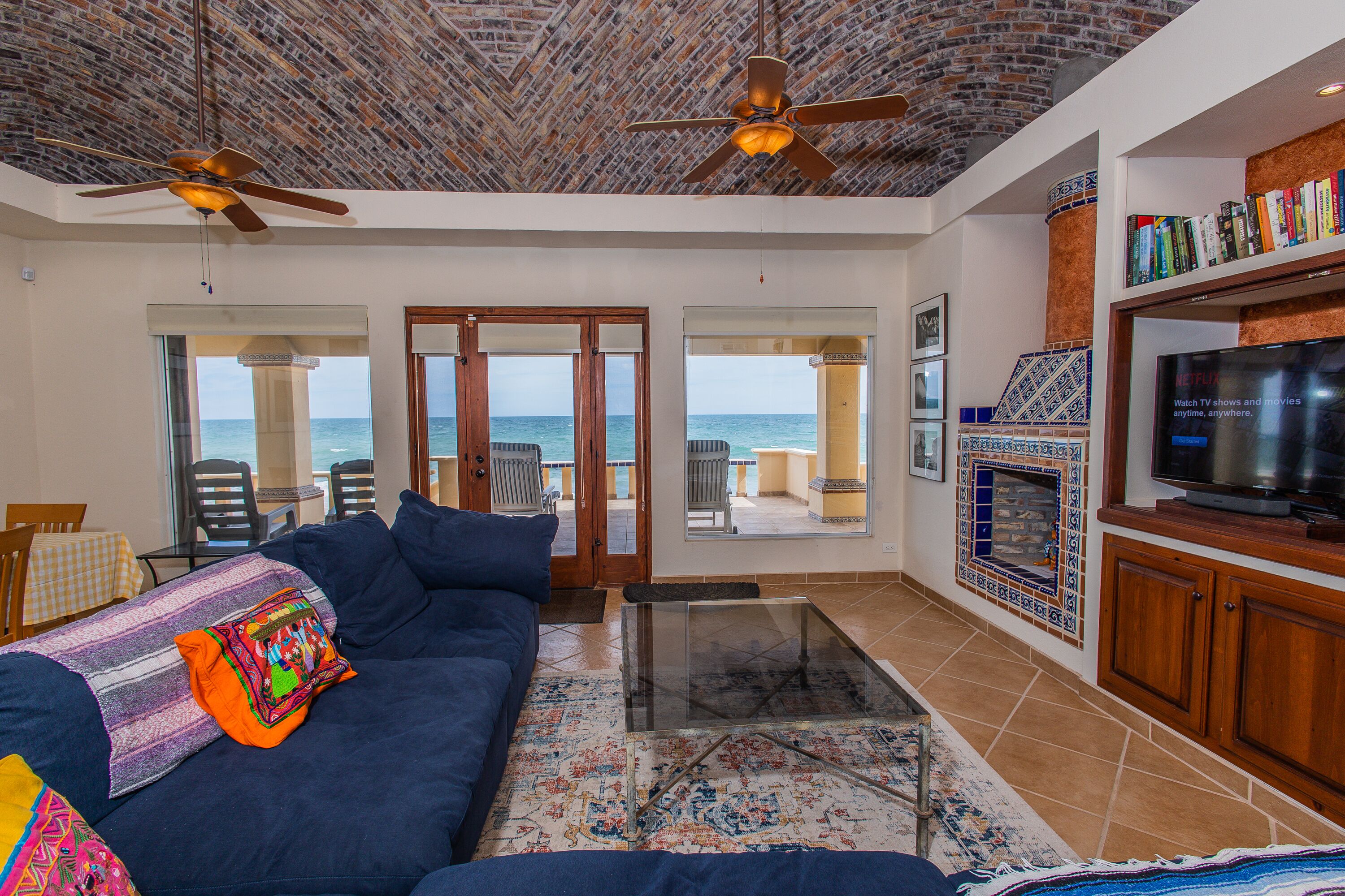 Tv, dvd-spelare och böcker