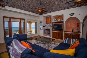 Televisión, reproductor de DVD y libros