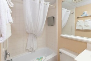 Haartrockner, Handtücher, Seife, Shampoo