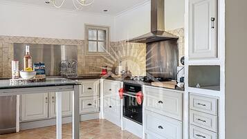 Køleskab, mikrobølgeovn, ovn, kogeplade