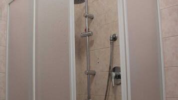 Dusche, Haartrockner, Bidet, Handtücher