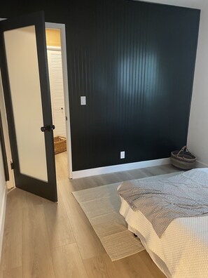 1 habitación, tabla de planchar con plancha, wifi y ropa de cama