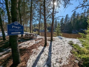 Outdoor dining - 1- Bouleau : Log home by a river & a small pond on 50 acres land in the forest (Rivière-Rouge)