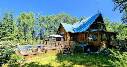 1- Bouleau : Log home by a river & a small pond on 50 acres land in the forest