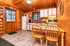 Deluxe Cottage, 2 Bedrooms, Fireplace, Resort View | Private kitchen