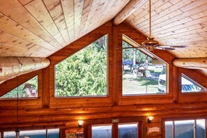 Maison luxueuse, 3 chambres, foyer, vue sur le fleuve | Aire de séjour | Téléviseur à écran plat de 50 po avec télévision par câble, téléviseur