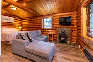 Executive Cottage, 1 Queen Bed with Sofa bed, Fireplace | Living area