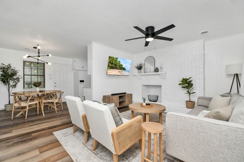 NEW! Cozy newly renovated midcentury modern home 