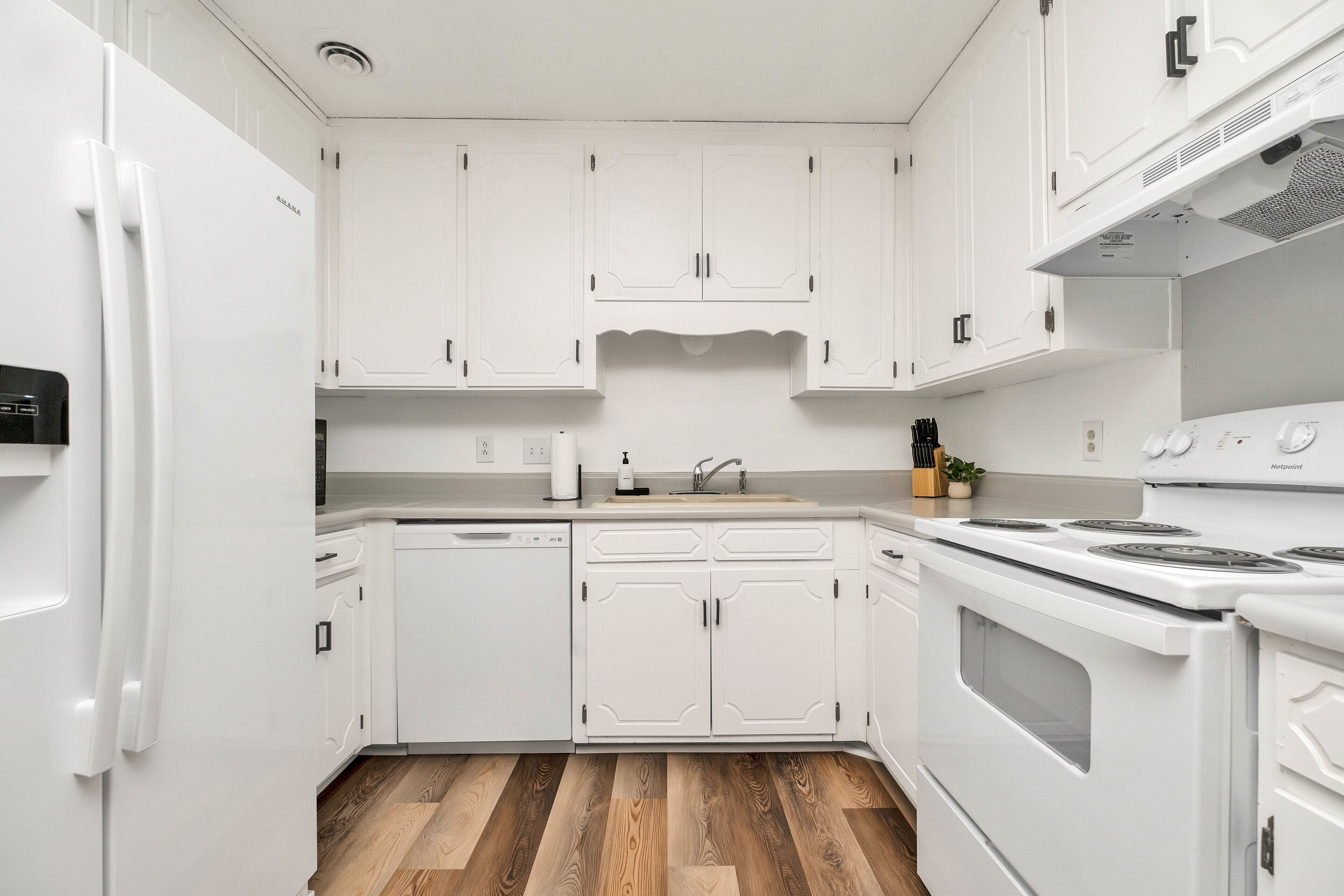 Kjøleskap, mikrobølgeovn, ovn og kokeplater