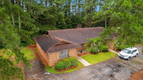 NEW! Cozy newly renovated midcentury modern home 