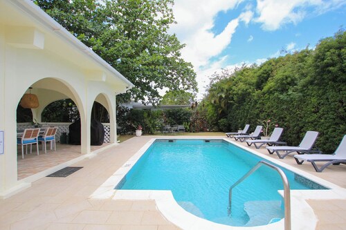 Large pool, gardens and close to beach - Aqua Bliss