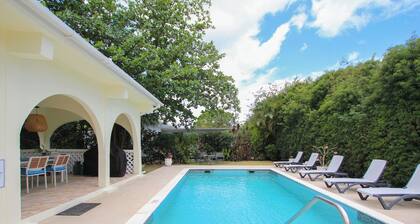 Large pool, gardens and close to beach - Aqua Bliss