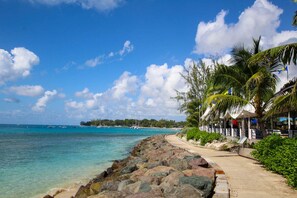 Nær stranden og solsenger