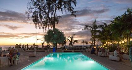 Large pool, gardens and close to beach - Aqua Bliss