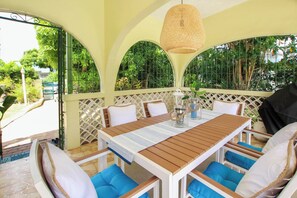 تناول الطعام بالخارج