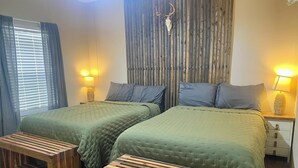 A room with two beds, wooden benches, a wooden headboard with antlers, and two bedside lamps. - Spring Warrior Pines
5 min to the ocean, boat ramp, and the WMA. (Perry)