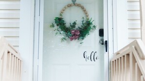 A white door with a wreath and the word "hello" on it. - Spring Warrior Pines
5 min to the ocean, boat ramp, and the WMA. (Perry)