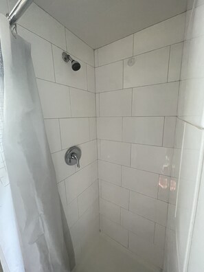 Asciugamani, sapone, shampoo, carta igienica