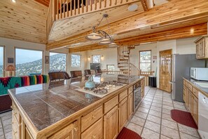 Fridge, microwave, oven, stovetop - Mountain Views• Private Hot Tub•Large Deck (Salida)
