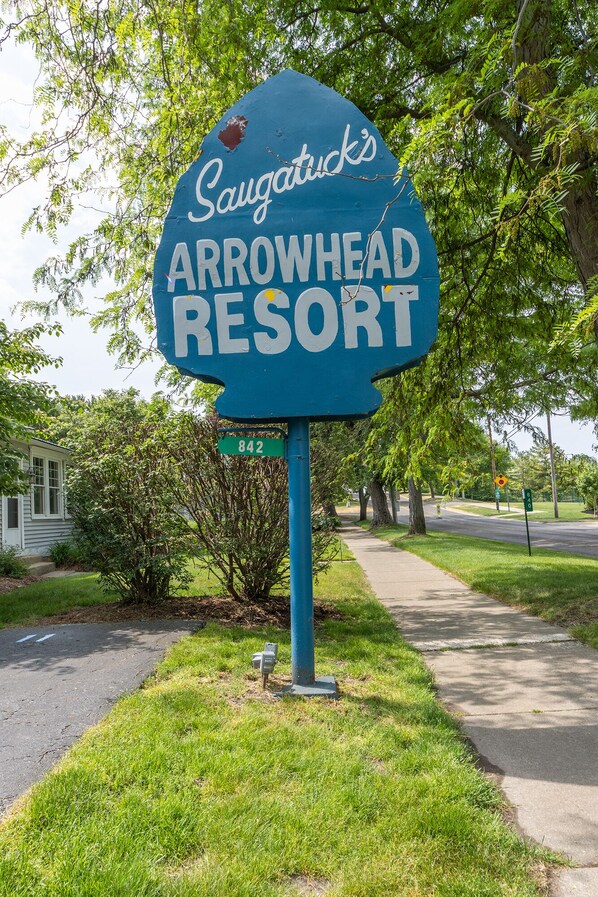 Property grounds - Arrowhead - Studio close to downtown Saugatuck! (Saugatuck)