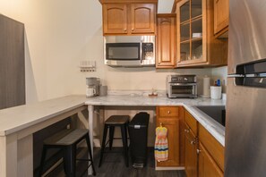 Fridge, microwave, coffee/tea maker, toaster - Arrowhead - Studio close to downtown Saugatuck! (Saugatuck)