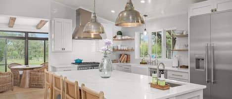Geladeira, micro-ondas, fogão, cooktop