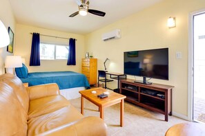 Desk, iron/ironing board, WiFi, bed sheets