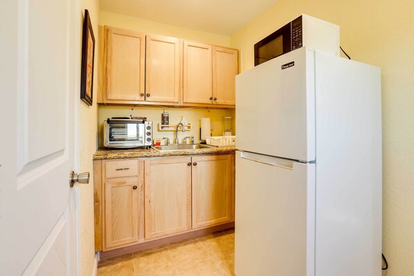 Fridge, microwave, coffee/tea maker, toaster
