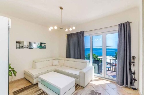 Holiday apartment with jacuzzi and sea view