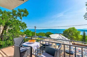 Outdoor dining - Holiday apartment with jacuzzi and sea view (Dramalj)