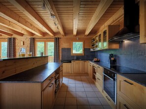 Fridge, microwave, oven, stovetop - Chalet Isla de Lux - family mountain break 12p sauna & spa - OVO Network (La Côte-d'Arbroz)