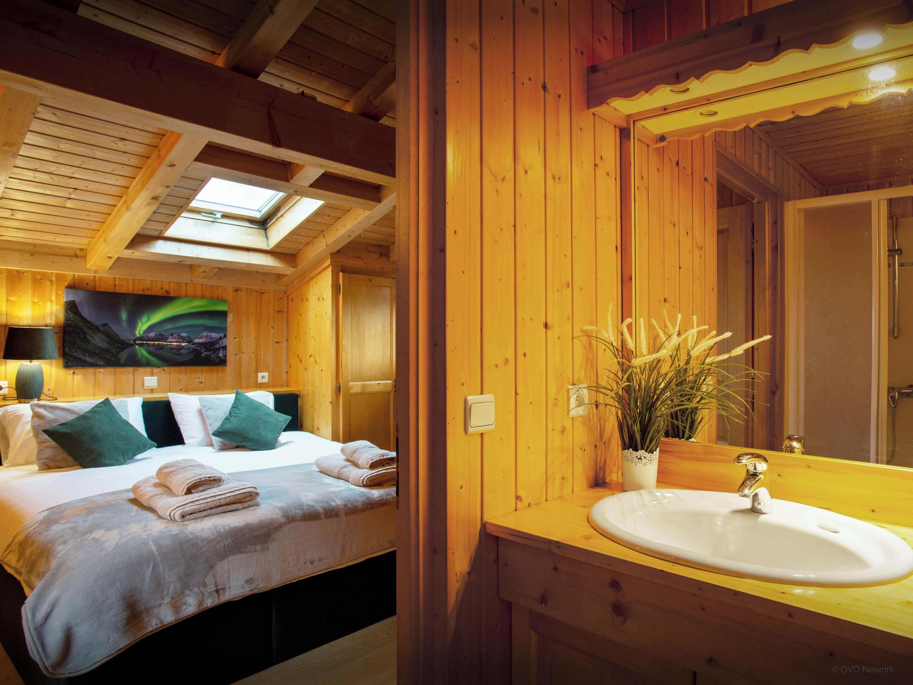 6 bedrooms, desk, WiFi, bed sheets