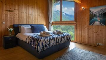 6 bedrooms, desk, WiFi, bed sheets