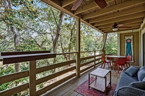 Outdoor dining - New Listing! Secluded location a few blocks from the beach, easy access by traveling the walkway (Fernandina Beach)