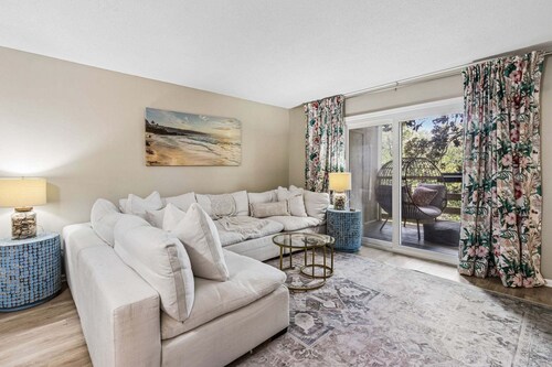 2 blocks to the beach! Elegant Second floor 2 BR/2 BA - Secluded Lanai, WiFI, Pool & Tennis