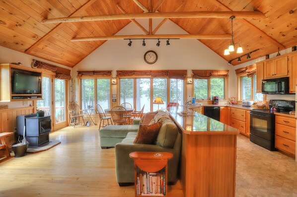 TV, fireplace, DVD player, books - Quiet Cove - Enjoy this private location on Quimby Pond (Rangeley)