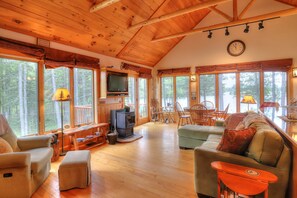 Fernseher, Kamin, DVD-Player, Bücher