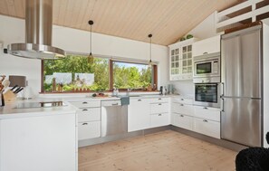 Fridge, stovetop, dishwasher, coffee/tea maker - Awesome home in Slagelse with WiFi (Slagelse)