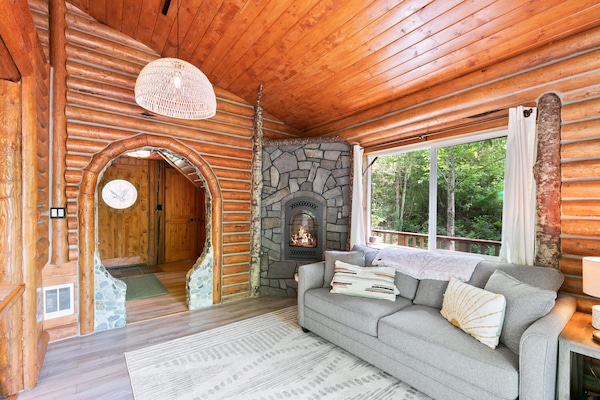 Cozy, unique architecture in Tree Frog Terrace