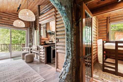 Tree Frog Terrace - mountain trail w/ views, river access, 4+pets